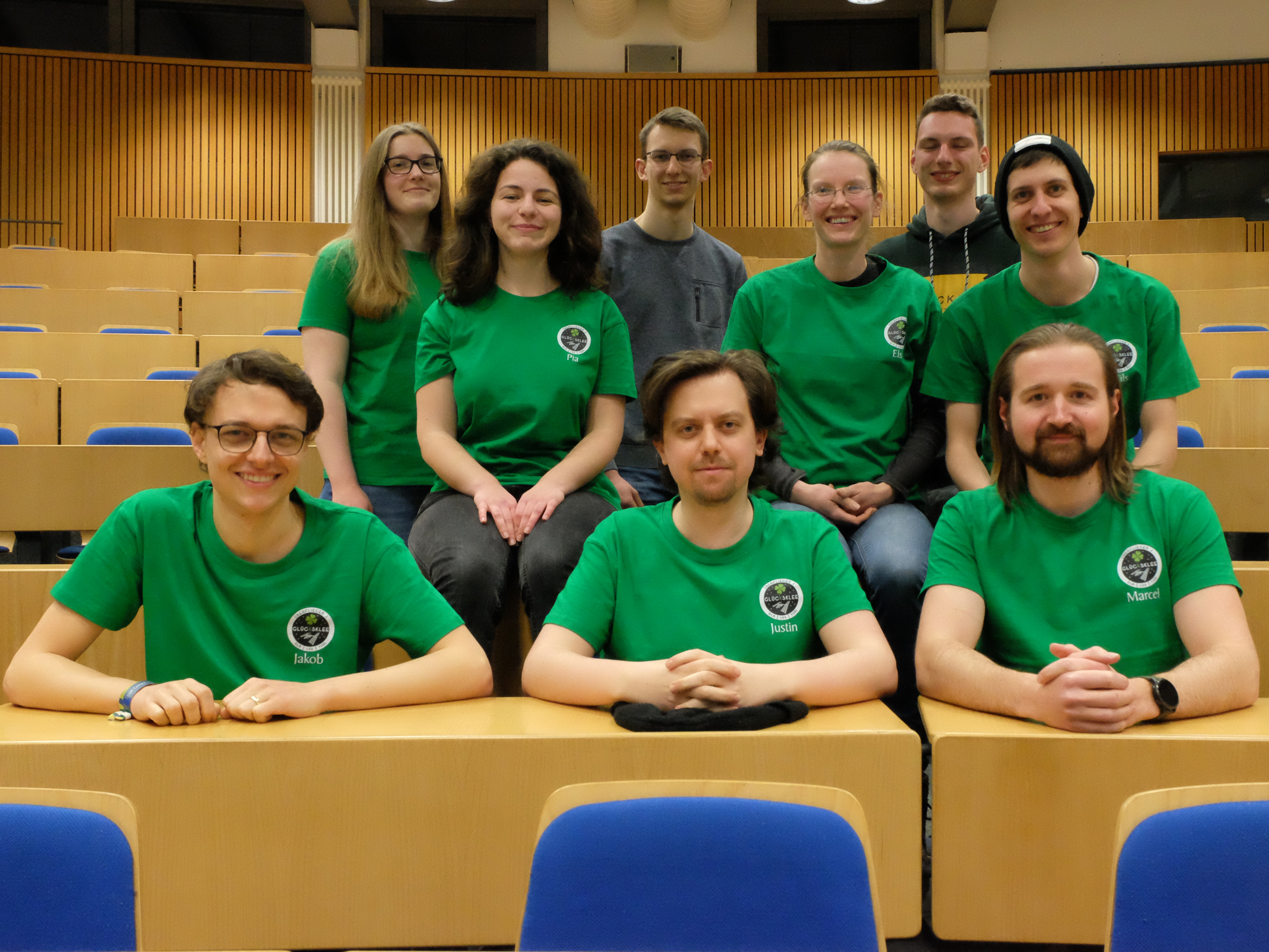 Junge Menschen in grünen T-Shirts-