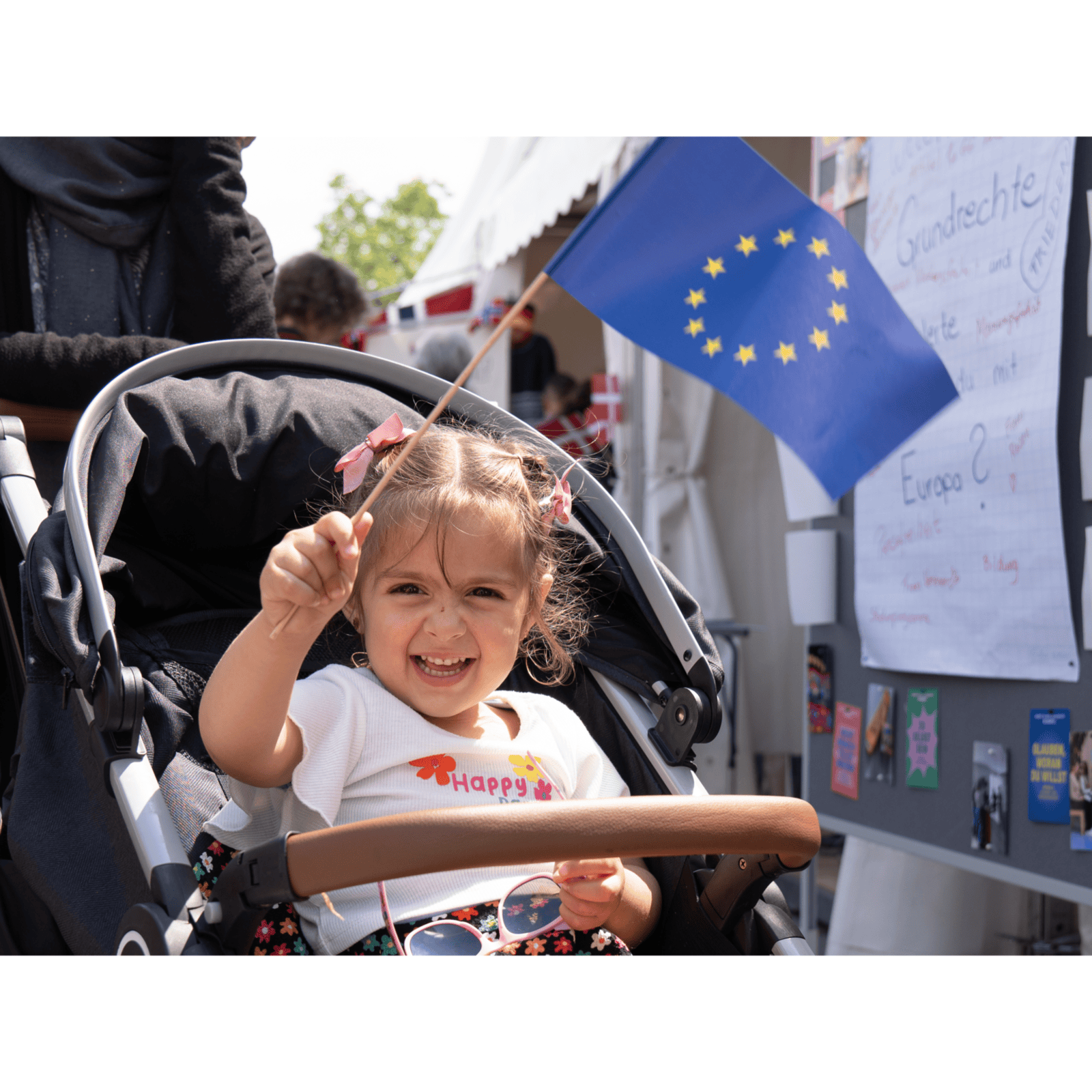 Junge Beuscherin auf dem Opernplatz mit der Europaflagge