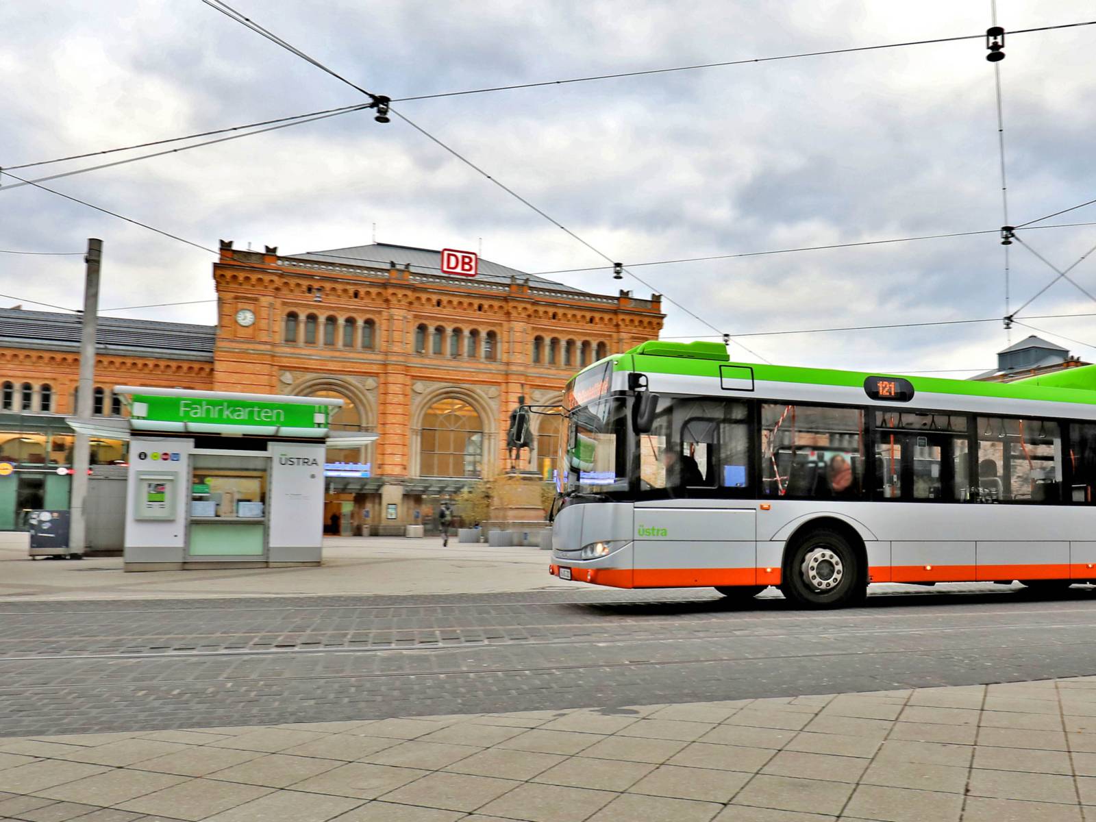 Ein Bus der Linie 121 vor dem Hauptbahnhof