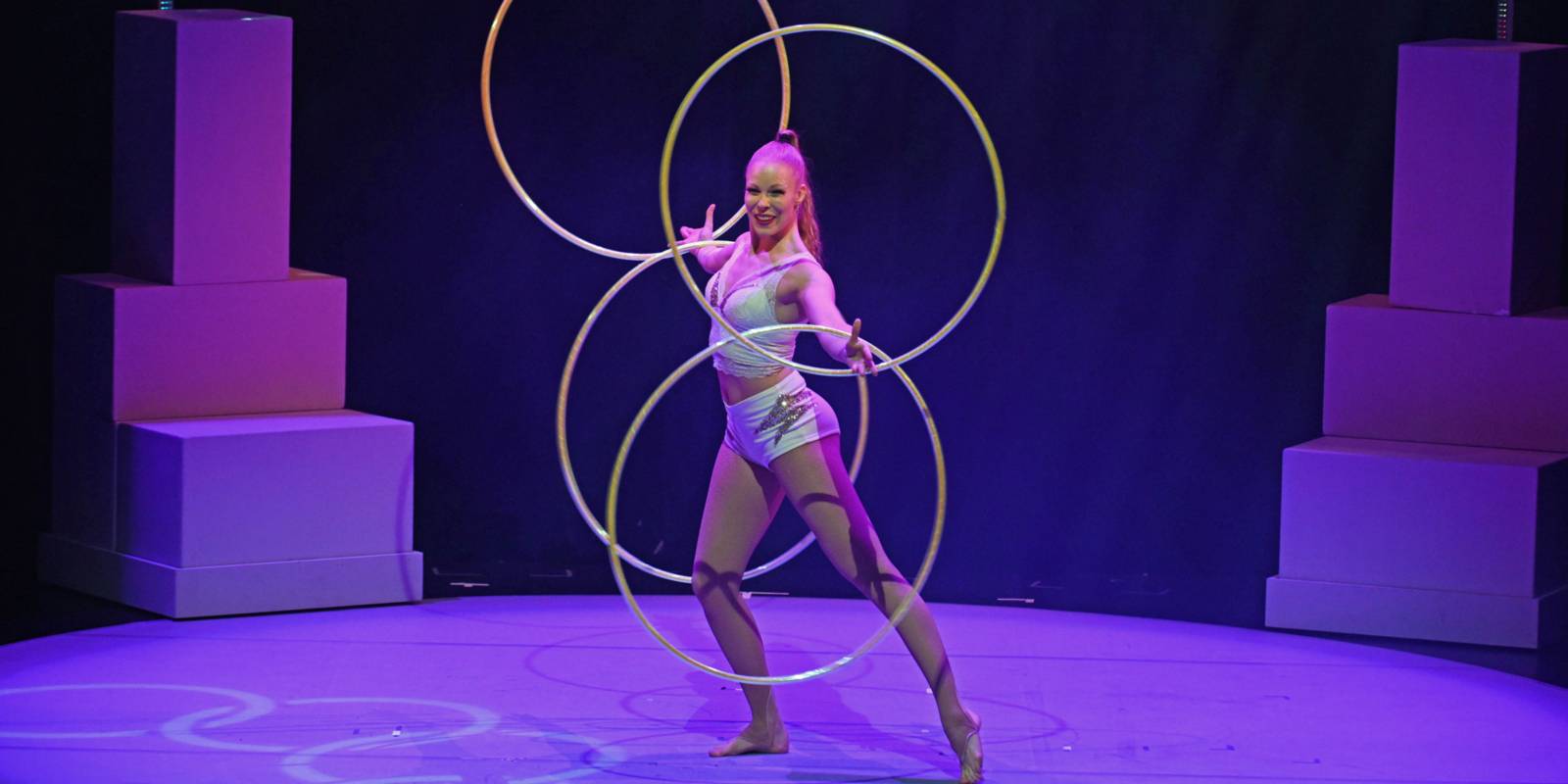 Annika Hakala mit Hula Hoop Ringen auf einer Bühne