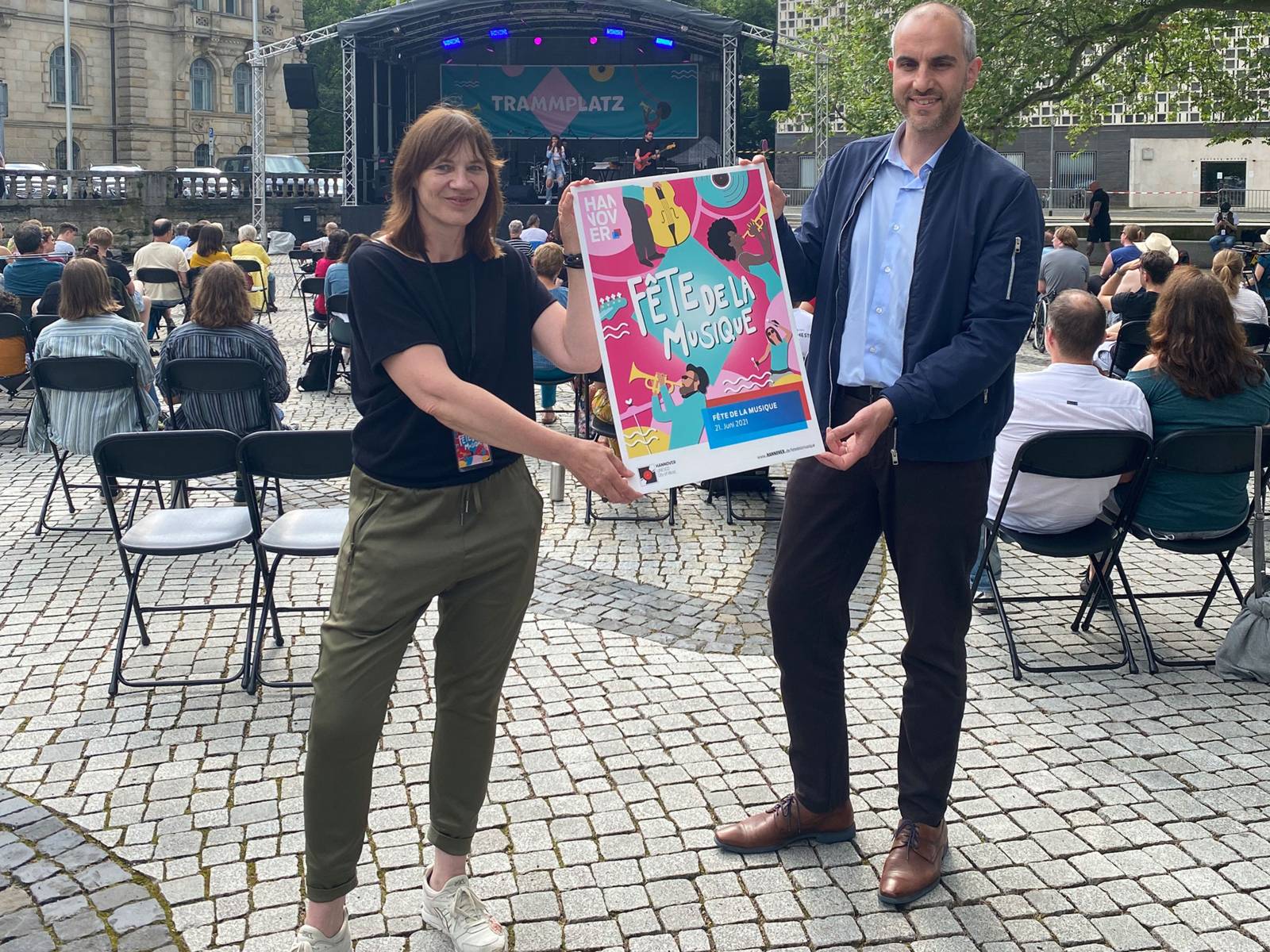 Oberbürgermeister Belit Onay und Sabine Busmann (Produktionsleiterin der Fête de la Musique und Geschäftsführerin) bei der Eröffnung der Fête auf dem Trammplatz.