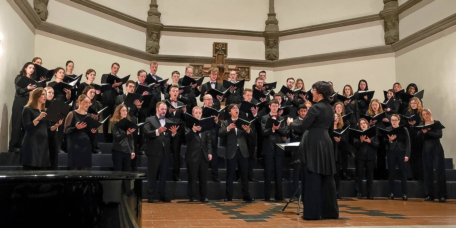 Singender Chor in einer Kirche