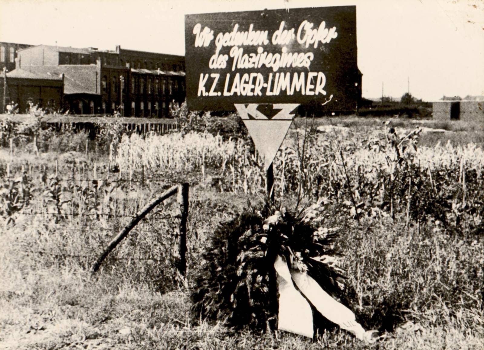 Vom „Ausschuss ehemaliger Konzentrations-Häftlinge Hannover“ aufgestellte hölzerne Gedenktafel am ehemaligen KZ Limmer, September 1947