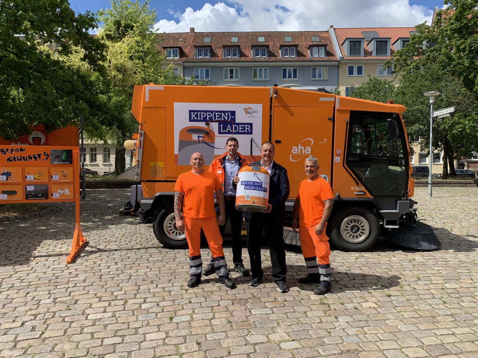 Mathias Quast und sein Stellvertreter Simon Grabow von der Abfallwirtschaft präsentieren gemeinsam mit zwei Straßenreinigern die neue Anti-Kippenlittering-Kampagne.
