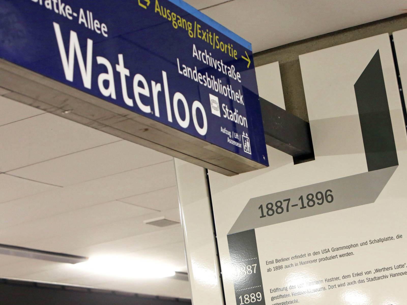 Tunnelstation Waterloo nach der Umgestaltung. An Säulen und Wänden ist die Stadtgeschichte Hannovers zu betrachten.