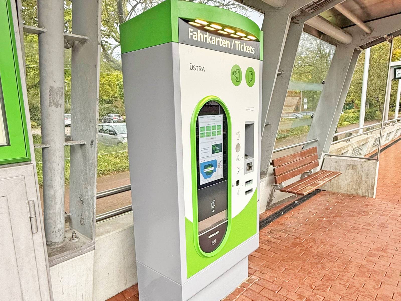 Neuer Fahrkartenautomat an der Haltestelle Schönebecker Allee.