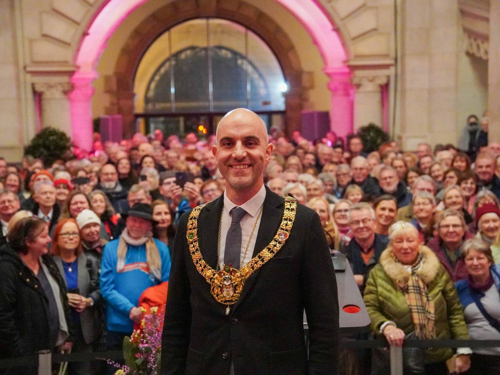 Der Oberbürgermeister von Hannover vor einem gro´ßen Publikum.