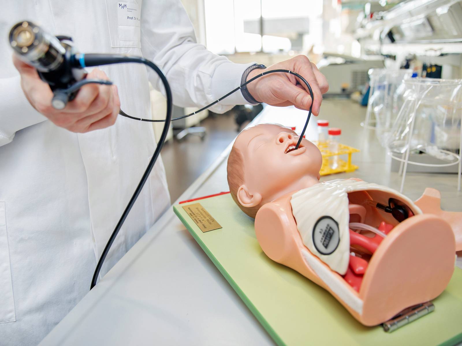 Symbolische medizinische Behandlung am Torso einer Puppe eines Kleinkindes.