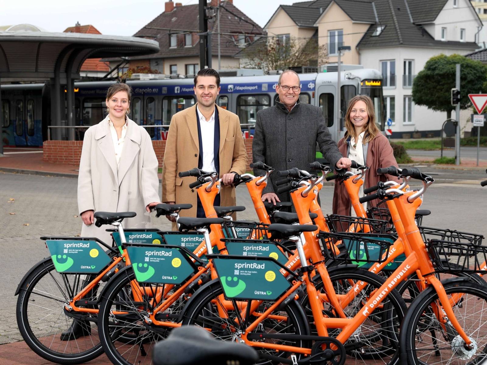 Vier Personen an der Umsteigeanlage in Empelde mit Fahrrädern im Vordergrund