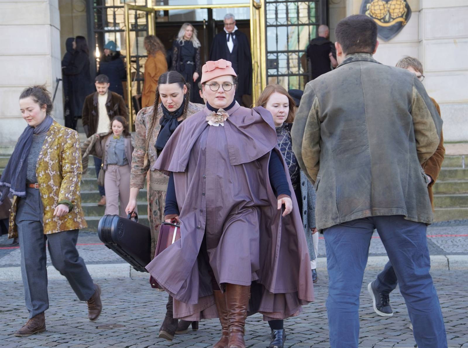 Schauspieler*innen und Kompars*innen vor dem Neuen Rathaus