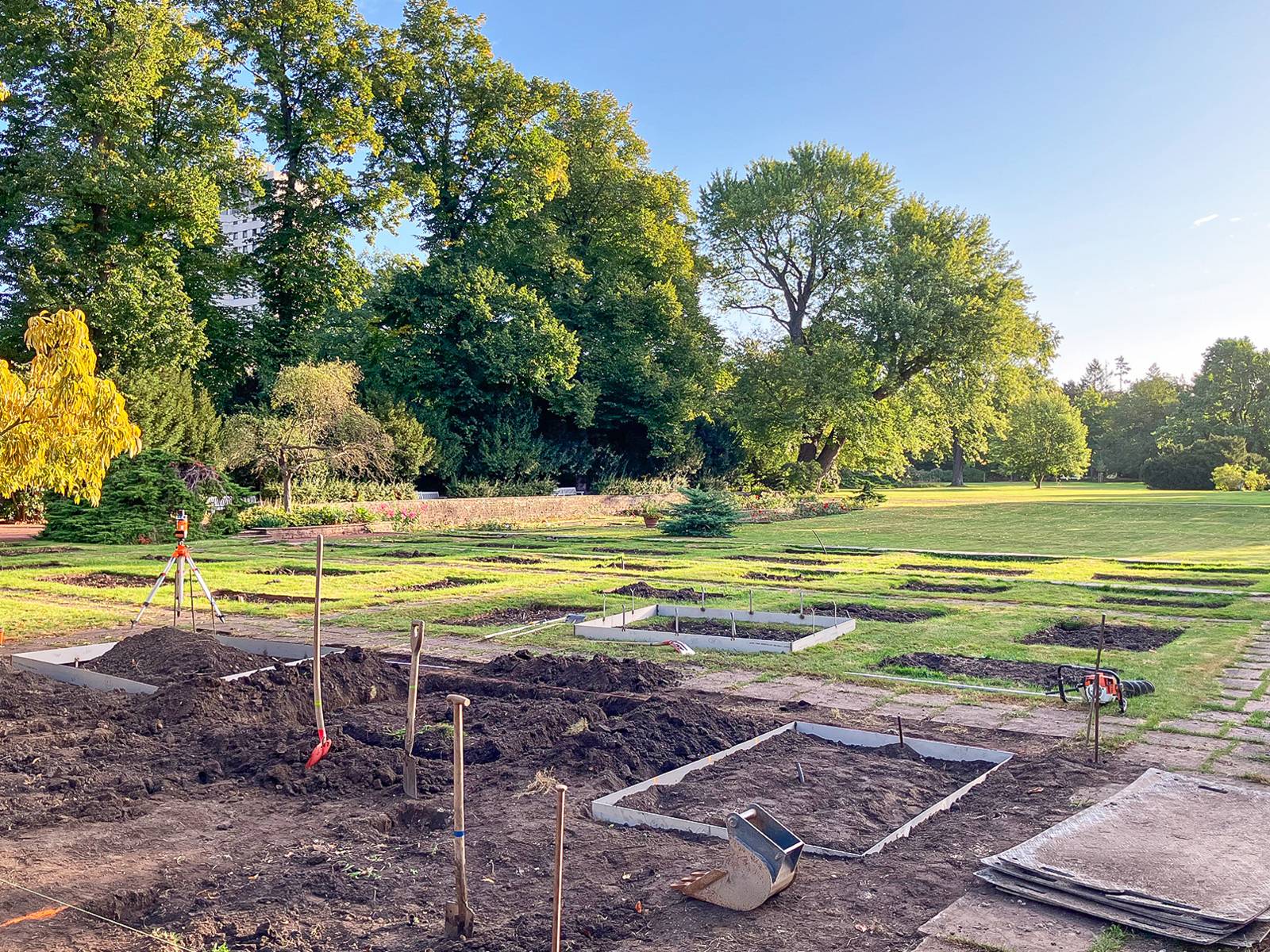 Eine Baustelle in einem großen Park.