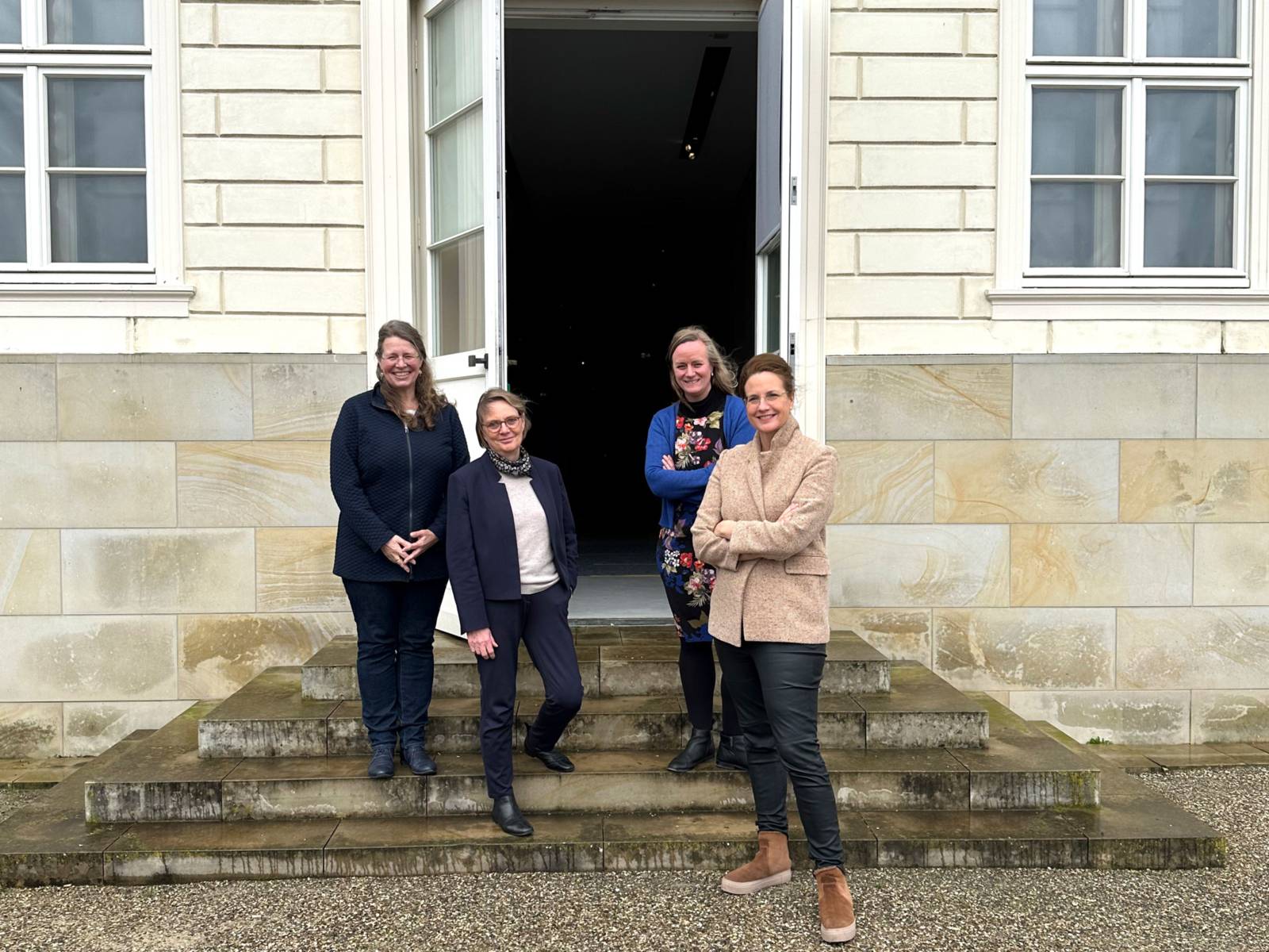 v.l.n.r.: Dr. Anke Seegert (Leiterin des Fachbereichs Herrenhäuser Gärten der LHH), Kulturdezernentin Konstanze Beckedorf, Anne Gemeinhardt (Direktorin der Museen für Kulturgeschichte der LHH) und Inga Samii (Leiterin des Fachbereichs Kultur der LHH)