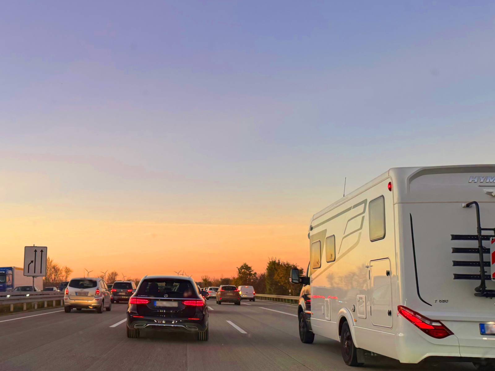 Eine Autobahn mit bremsenden Autos