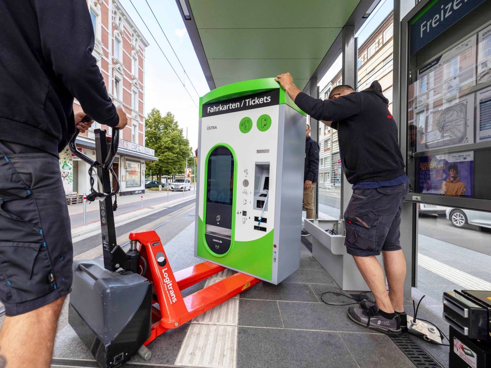 An der Haltestelle Freizeitheim Linden stellen Arbeiter einen neuen Fahrkartenautomaten auf