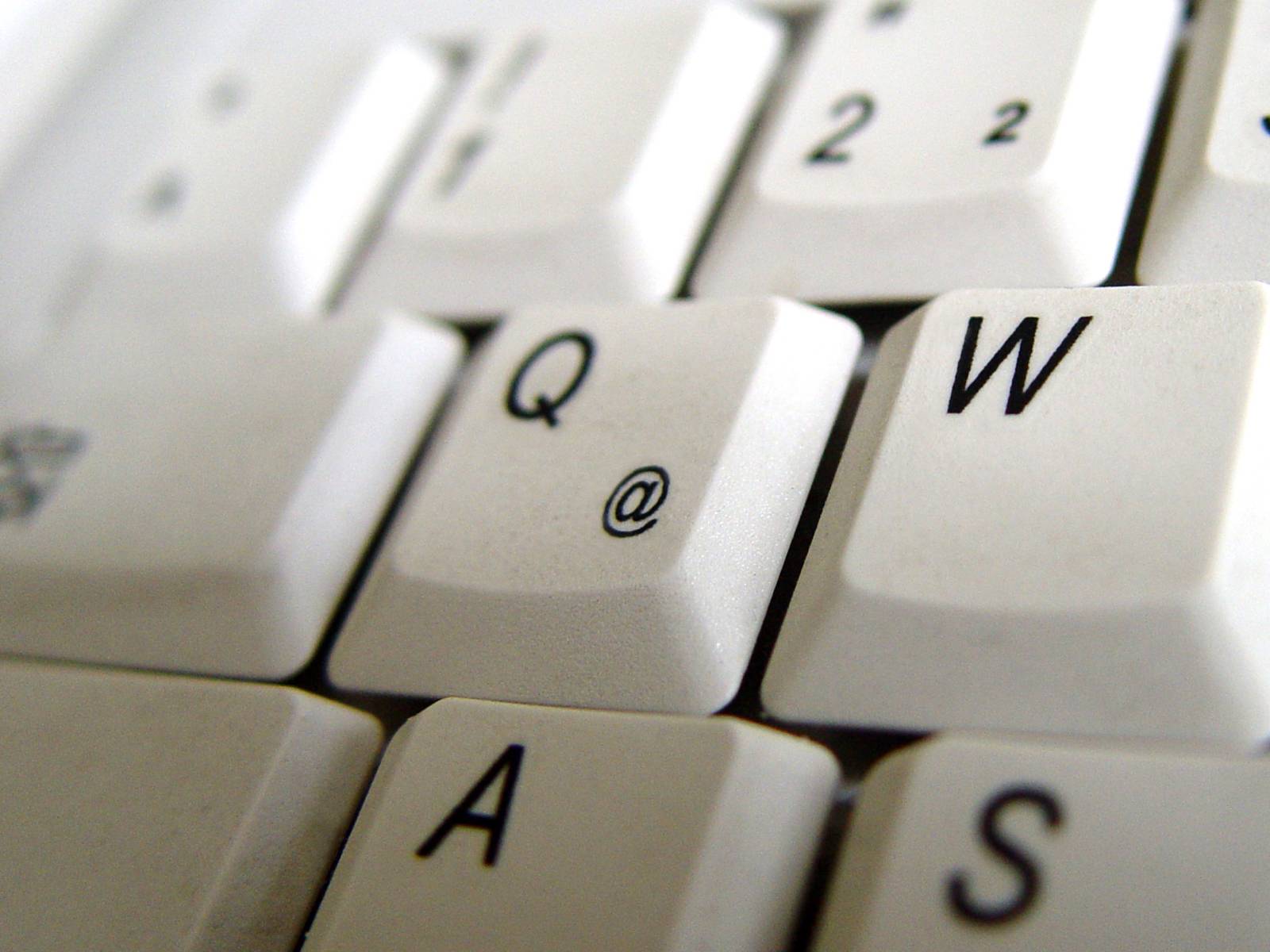Ausschnitt einer Tastatur, im Zentrum des Bildes steht die Taste "Q"