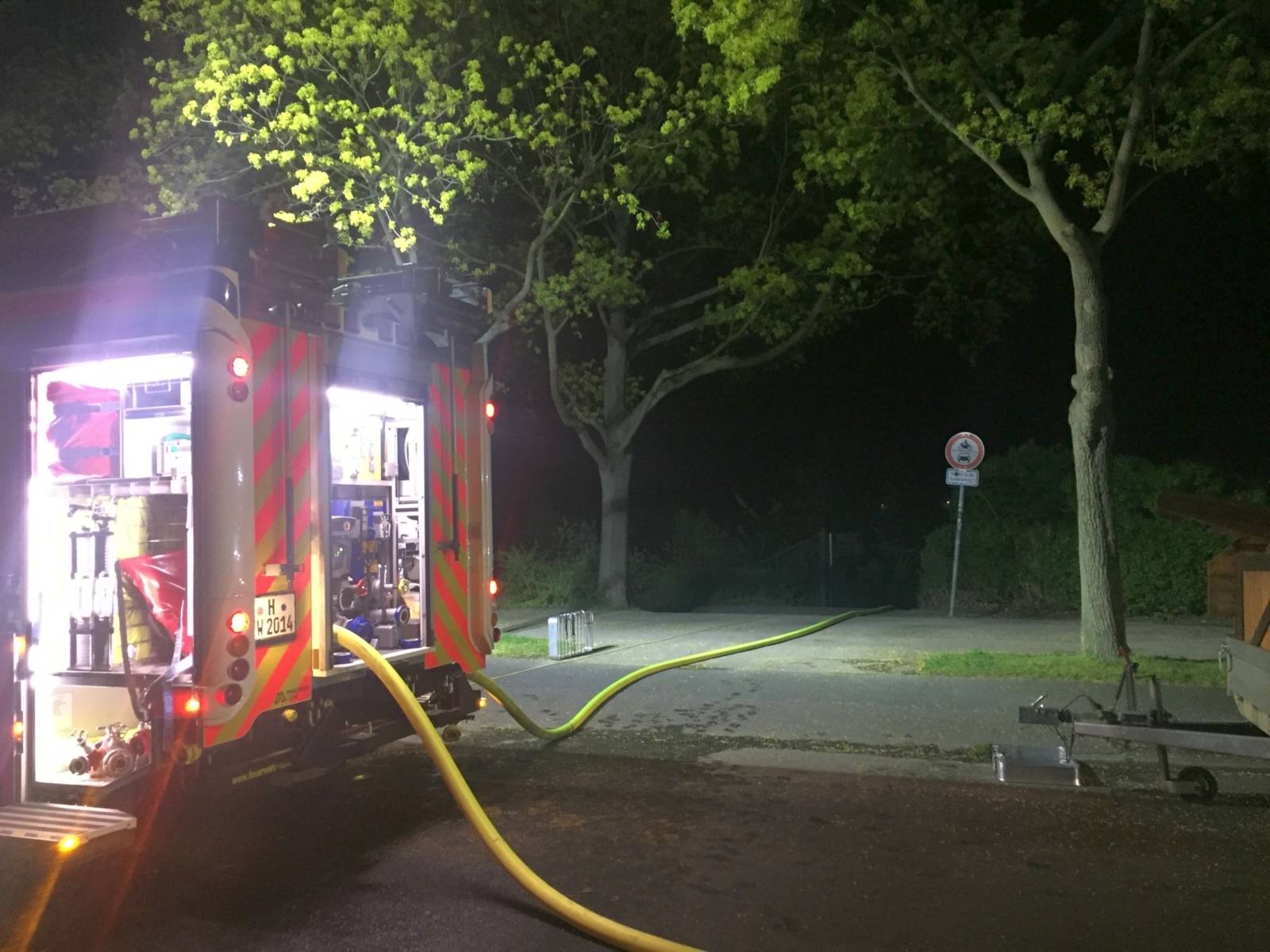 Die Feuerwehr Hannover wurde in der Nacht zum Sonntag zu mehreren brennenden Gartenlauben in die Stadtteile Seelhorst und List alarmiert.