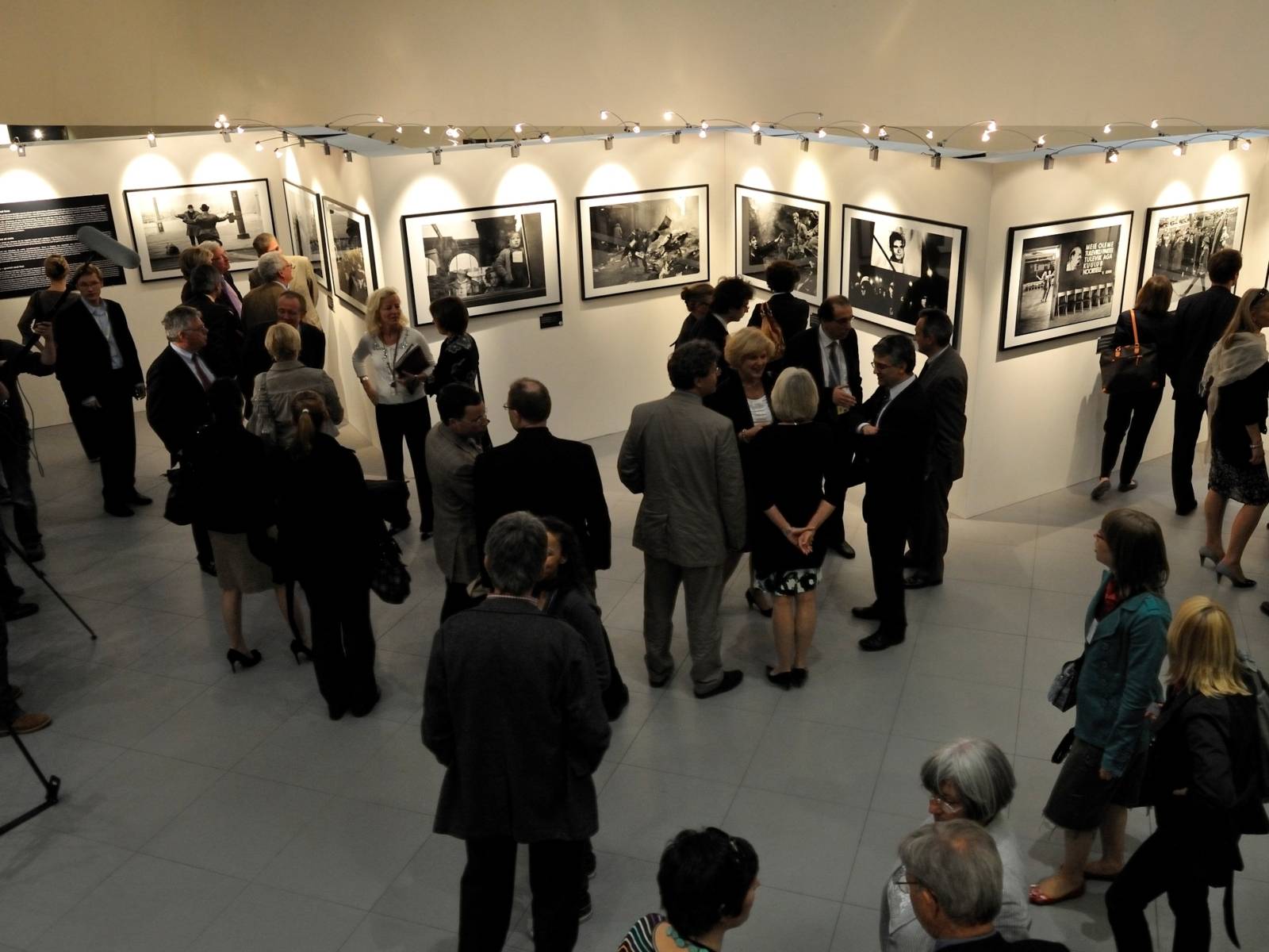 Viele Besucher bei einer Bilderausstellung
