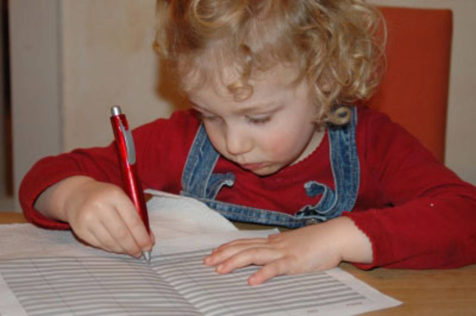 Kleines Mädchen beim Schreiben