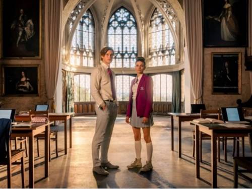 Schauspieler und Schauspielerin in einem Saal der Marienburg