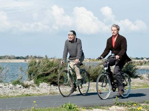 Zwei Männer fahren auf dem Land Fahrrad.
