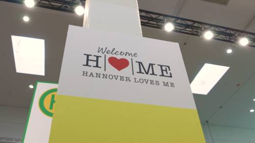 Plakat mit der Aufschrift "Welcome Home Hannover loves me"