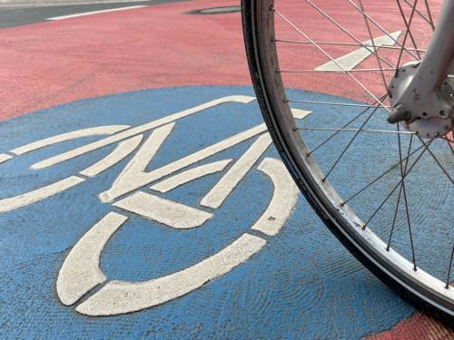 Ein Rad auf einer Markierung für Fahrradstraßen.