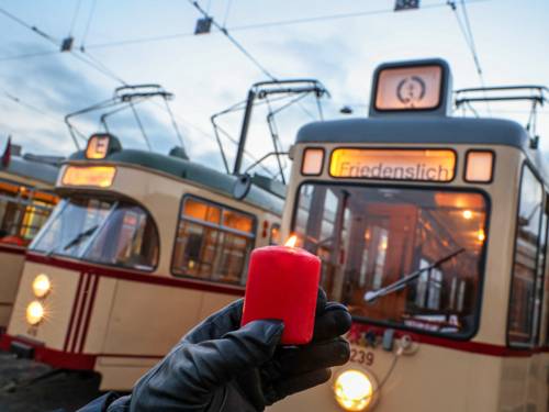 Eine Kerze vor einer Oldtimerbahn der Üstra