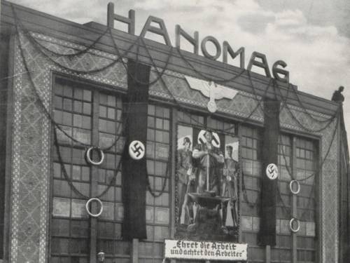 Zum „Tag der Arbeit“ am 1. Mai mit dem propagandistisch geschmückte Fassade des HANOMAG-Gebäudes am Deisterplatz. Hanomag-Werkszeitung vom 11. Mai 1939