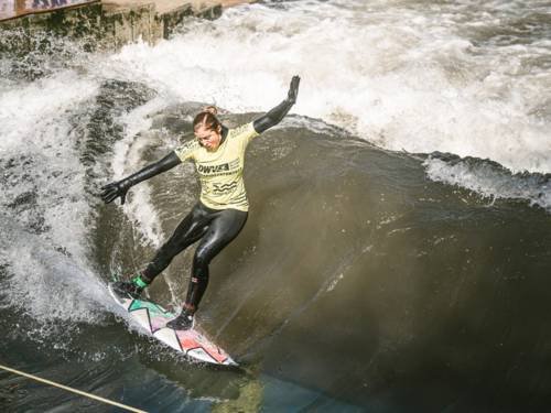 Surferin auf der Leinewelle