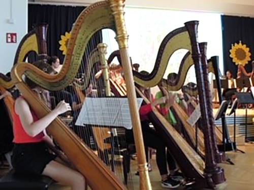 "Rave Harps" aus Singapur zu Besuch in der Musikschule