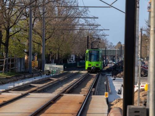 Stadtbahn fährt in Baustelle ein.