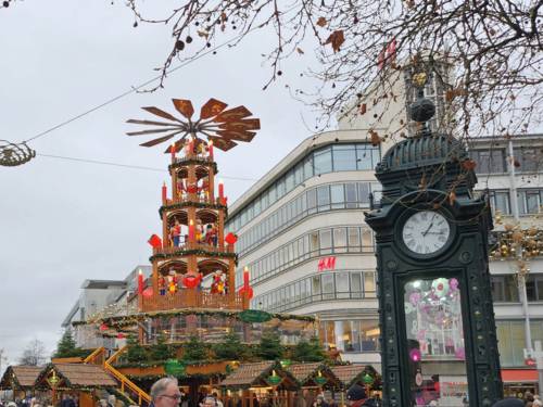 Weihnachtspyramide und Kröpcke-Uhr