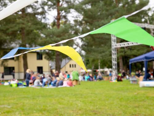 Bunte Fähnchen weisen den Weg zu einer Veranstaltung im Freien