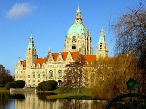 Blick über den Maschpark auf das Neue Rathaus in Hannover.