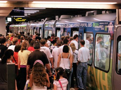 Menschen steigen in U-Bahn