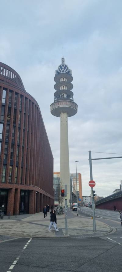 Ein Turm von unten, oben das VW-Logo angebracht.