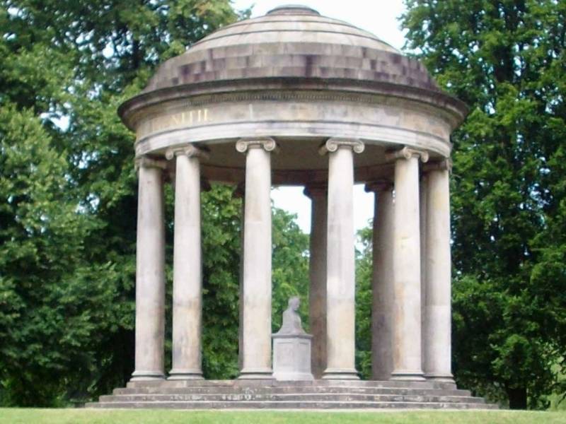 Steintempel  mit Säulen, runder Kuppel und einer Büste in der Mitte