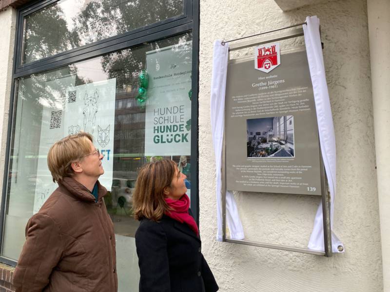 Beim Termin dabei waren Bezirksbürgermeisterin des Stadtbezirks Bucholz-Kleefeldd, Belgin Zaman und Dr. Karin Orchard, Leiterin der Grafischen Sammlung im Sprengel Museum Hannover.