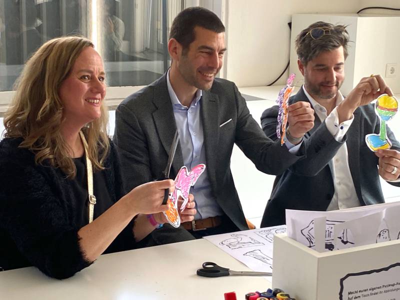 Anne Gemeinhardt (Direktorin der Museen für Kulturgeschichte Hannover), Axel v. d. Ohe (Finanz- & Ordnungsdezernent der LHH) und Martin Sämmer (Gründer von M A F Studio) zeigen ihre kreative Seite im "Sammler*s". Gemeinsam gestalten sie ihre Lieblingsstücke aus der MAK-Sammlung und tragen somit zur dynamischen Installation bei, die vom niederländischen Streetart-Kollektiv Kamp Seedorf und MAF Studio inszeniert wurde.