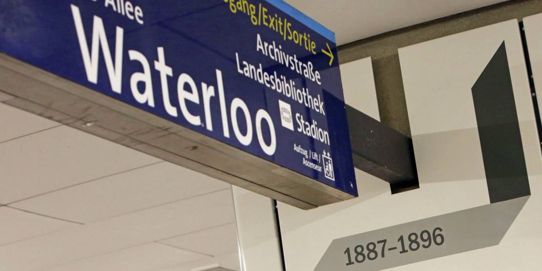 Tunnelstation Waterloo nach der Umgestaltung. An Säulen und Wänden ist die Stadtgeschichte Hannovers zu betrachten.