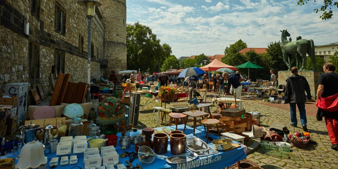 Blick über den Altstadtflohmarkt Hannover