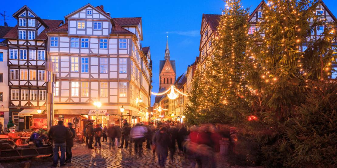 Weihnachtsmarkt (Wunschbrunnenwald und Marktkirche) Panorama