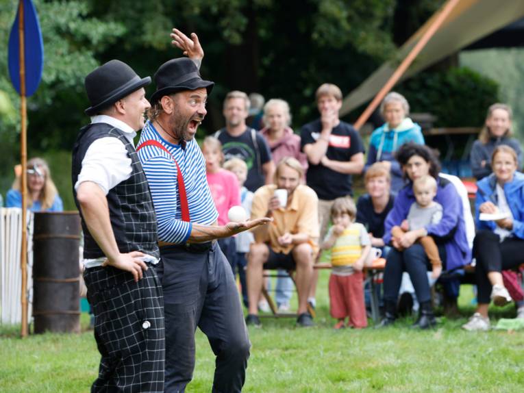 Zwei Männer treten mit einer Clownsnummer auf.