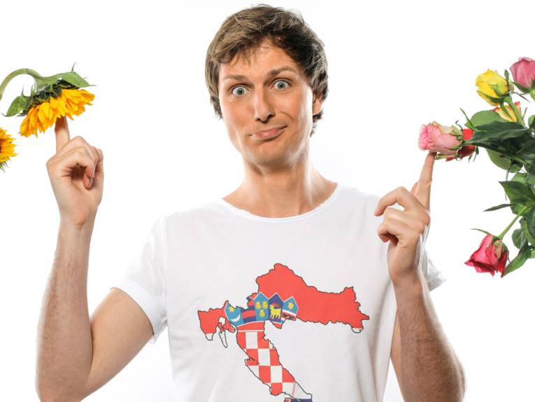 Mann mit Sonnenblumen und Rosen