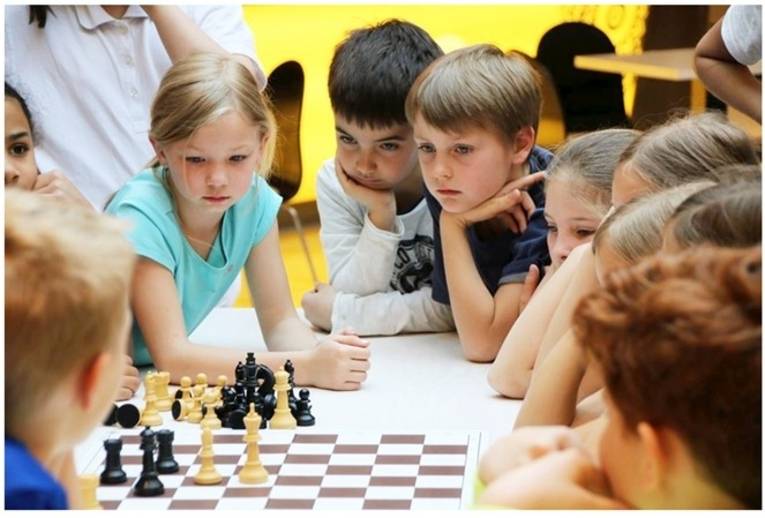 Kinder die Schach spielen