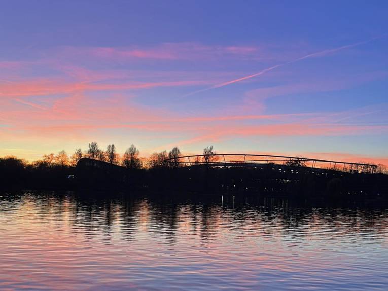 Blick über den Maschsee im Herbst auf das Niedersachsenstadion.