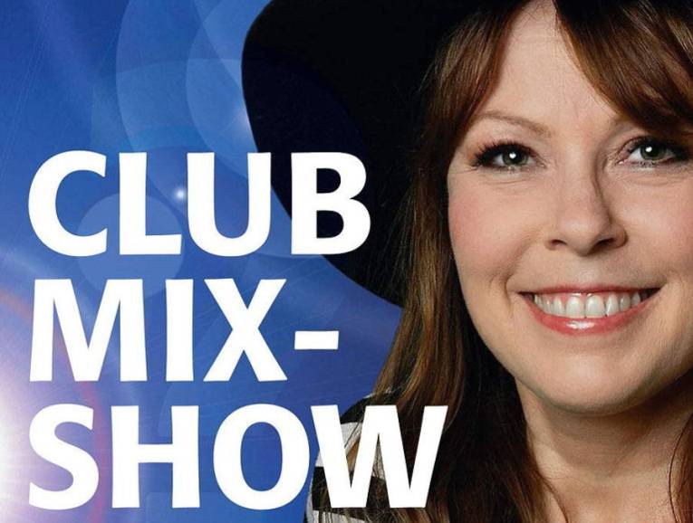 Lachende Frau mit langem Haar und Hut, neben ihr steht in großer Schrift Club Mix-Show