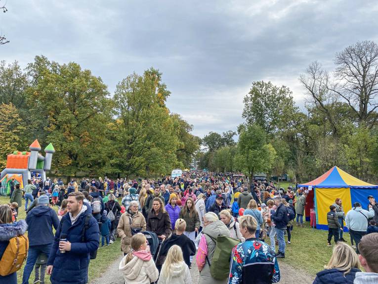 Menschen bei einem Fest im Grünen.