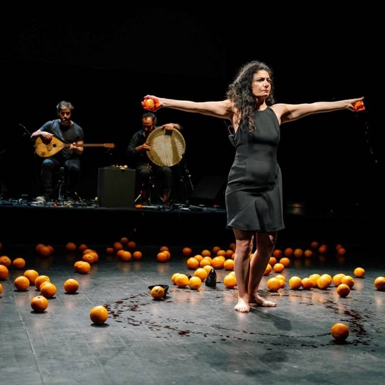 "Imedia" von Suleiman Al Bassam mit Hala Omran beim Arabischen Theatertreffen in Hannover