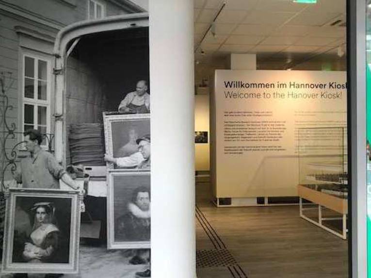 Bildcollage aus 2 Bildern, links Einrichtung des Historischen Museums Hannover 1966 (schwarz-weiß Aufnahme), rechts Eröffnung des Hannover Kiosk Farbausnahme